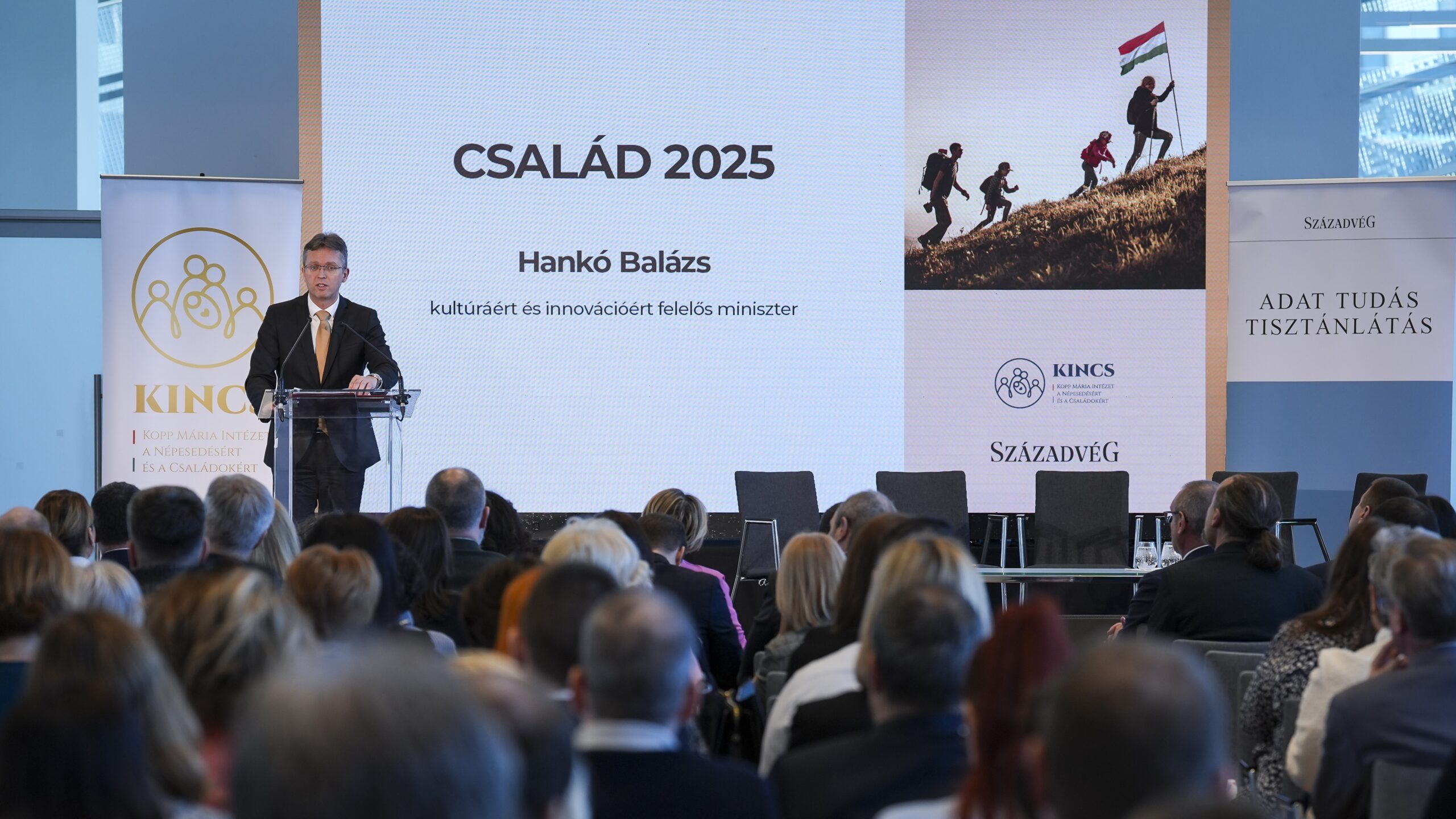 Családi értékek és politikák, amelyeket szakértők és politikai döntéshozók tárgyaltak a 2025 -es Család Konferencián