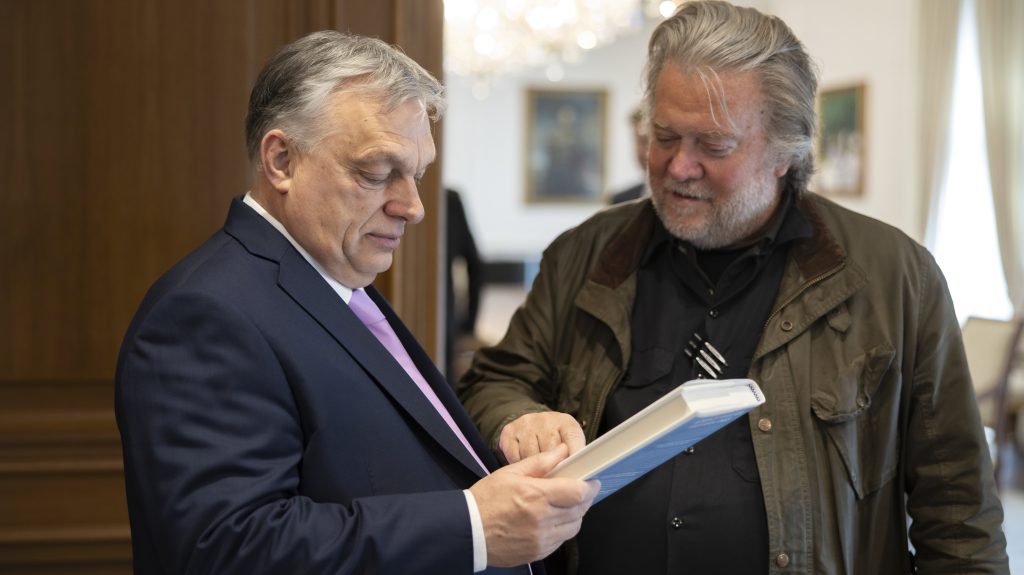 Steve Bannon Orbán Viktort az Egyesült Államok és Európa közötti hídnak nevezi