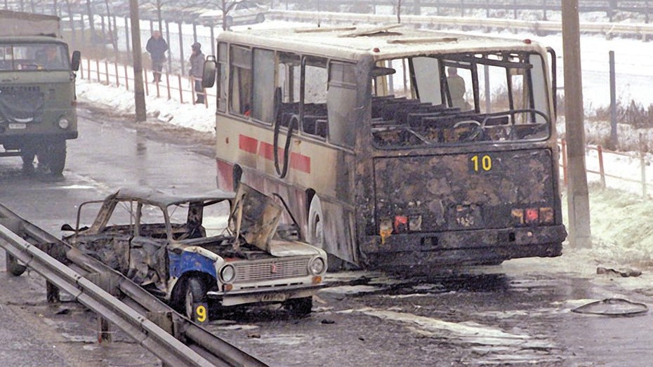 The burnt-out bus and police car that were carrying/accompanying the Soviet Jews to the Malév flight to Israel on 23 December 1991 after the Red Army Faction bombing