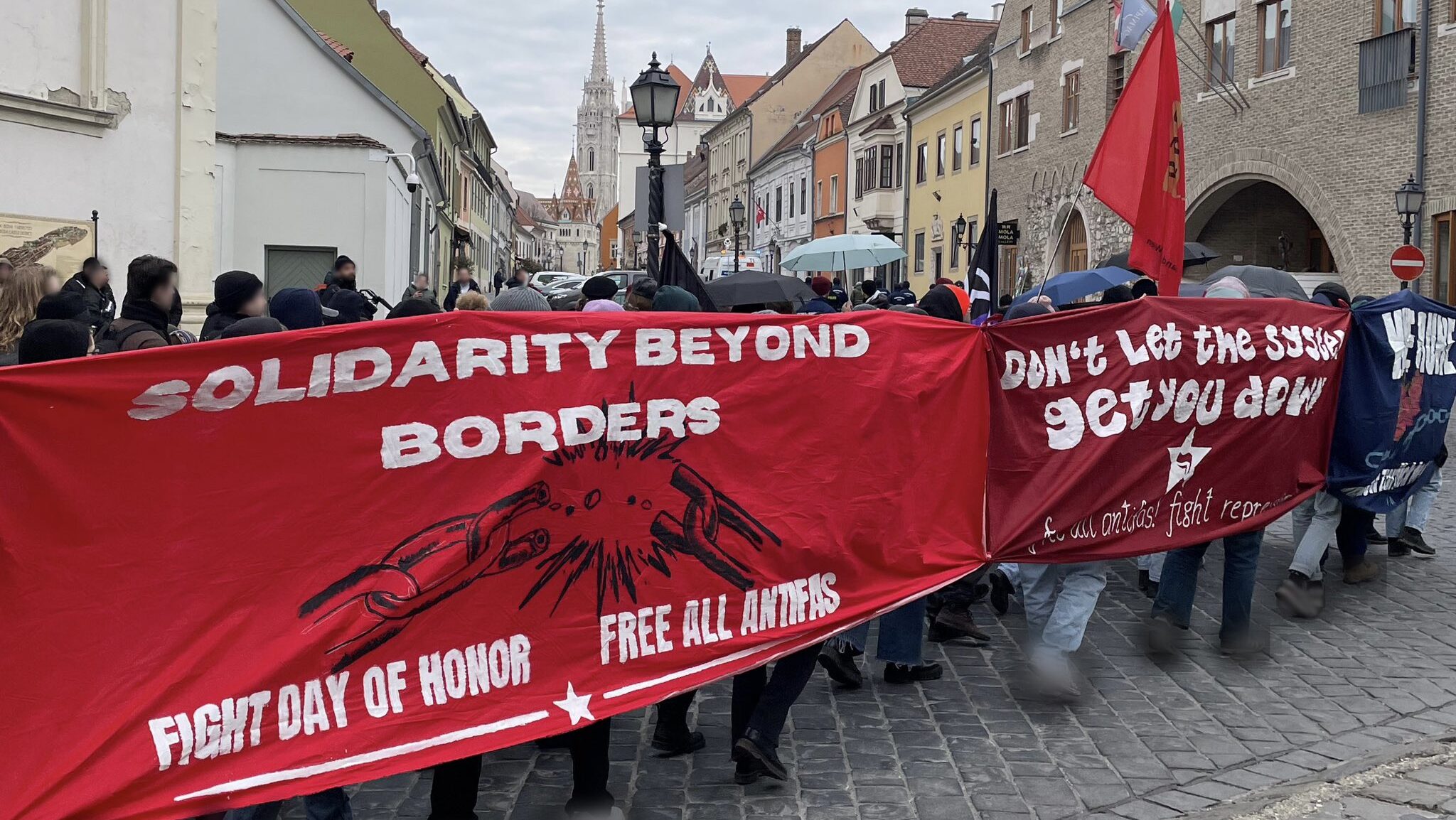 Magyarország összecsapások az antifa -Mep Ilaria Salis -val a szörnyű budapesti támadások évfordulóján