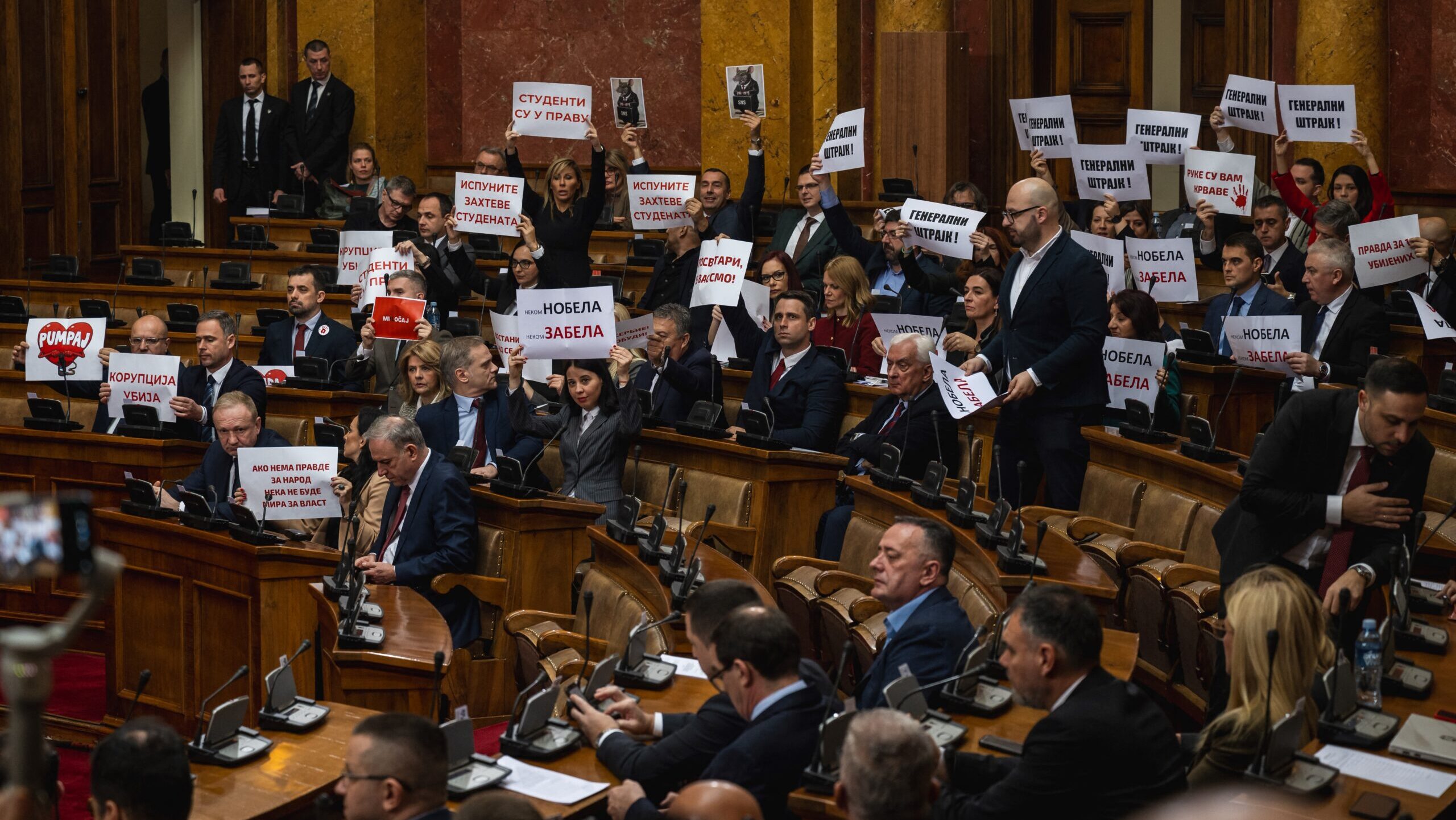 A modern szerb demokrácia leg kaotikus napjának közelebbi pillantása